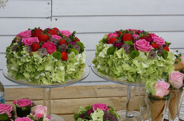 Blumengesteck florale Torte mit Hortensie und Rose