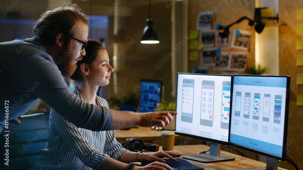 Aufkleber female ux architect has discussion with male design engineer, they work on mobile application late a