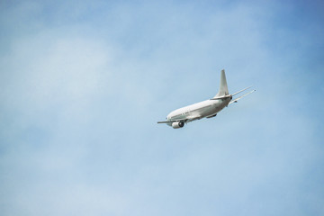 大空を飛ぶ旅客機
