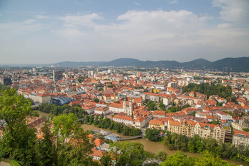 Fototapeta na wymiar Panorama und Sehenswürdigkeiten von Graz, Austria