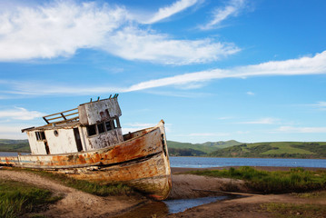Fototapeta na wymiar old boat on the beach
