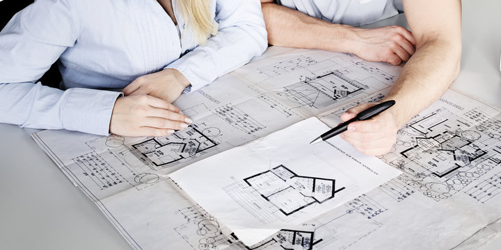 Paar plant sein neues Haus