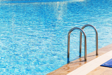 Obraz premium Blue swimming pool with stair at hotel