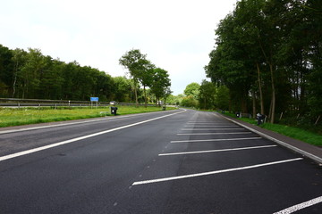Leerer Autobahnparkplatz