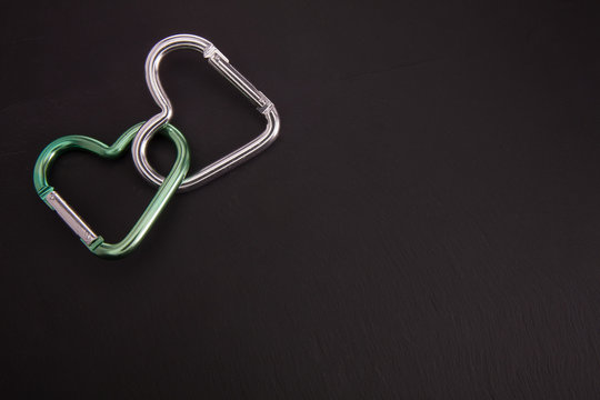 Karabiner in Herzform auf Schieferplatte