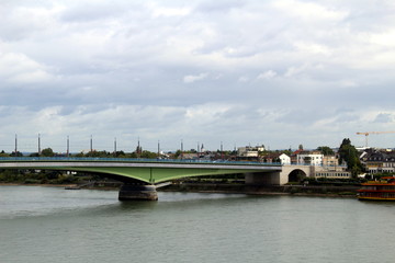 Blick vom Alten Zoll auf die Adenauerbrücke