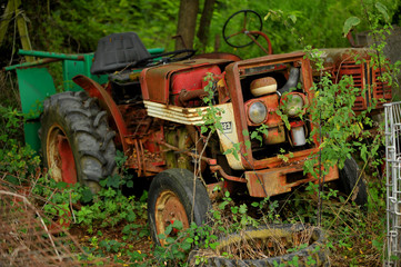 Naklejka premium Machine agricole et tracteur abandonné