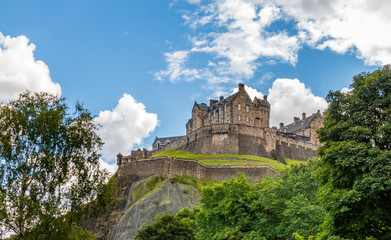 Obraz premium Edinburgh Castle on top of the rock on a sunny summers day