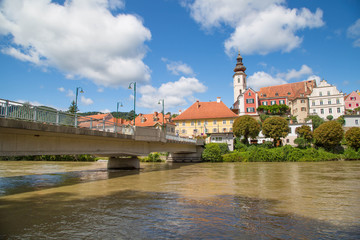 Fototapeta premium Altstadt Panorama von Frohnleiten bei Graz in der Steiermark, Österreich