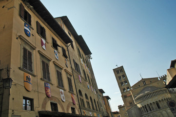 Fototapeta premium Arezzo, la piazza Grande e la Chiesa di Santa Maria della Pieve