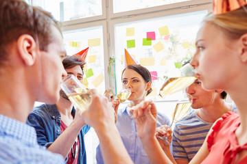 Studenten von Start-Up trinken Sekt