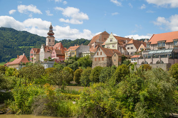 Obraz premium Altstadt Panorama von Frohnleiten bei Graz in der Steiermark, Österreich