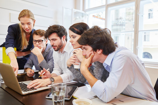 Start-Up Team macht Schulung am Laptop
