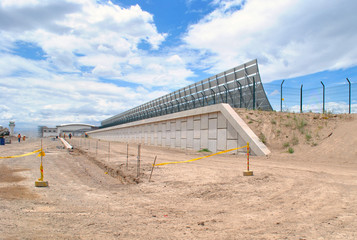Fototapeta na wymiar Barrera deflectora de aeropuerto en construcción