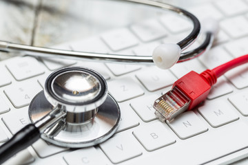 Stethoskop und Tastatur mit Netzwerkkabel Konzept