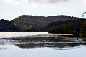 Lagoa das Furnas (Furnas-See) mit der Kapelle "Nossa Senhora das Vitorias" auf den Azoren