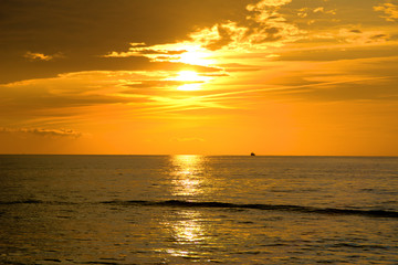 Fototapeta na wymiar the sky and the sea at sunset