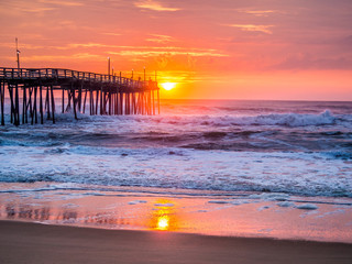 Fototapeta premium Wschód słońca nad molo rybackie w North Carolina Outer Banks