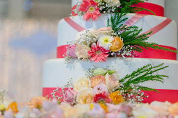 Obraz na płótnie Canvas beautiful wedding cake / white cake wedding decoration