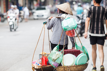 Fototapeta na wymiar HANOI, VIETNAM - AUGST 2017: Street vendors selling their goods in Hanoi, Vietnam