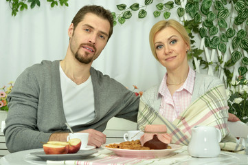  family having breakfast 