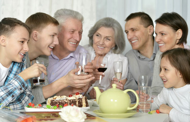 Obraz na płótnie Canvas family eating at kitchen table
