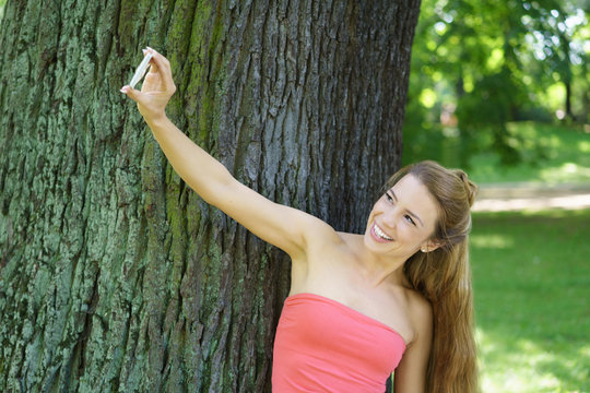 frau macht ein selfie im park