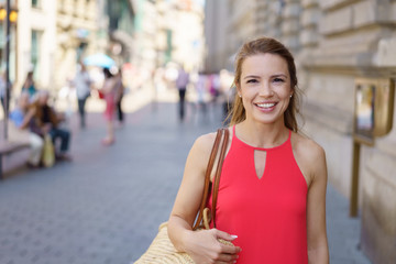 Fototapeta premium frau ist untewegs in der innenstadt