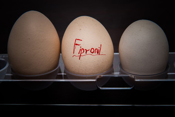 jajko z napisem fipronil © FOTOWAWA