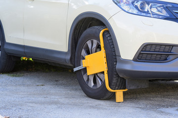 Parkkralle an einem Auto