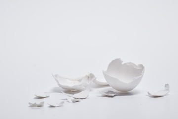 Eierschale eines zerbrochenen weißen Eis