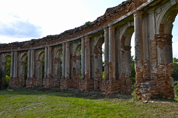 Fototapeta na wymiar ruins colonnade