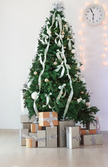 Fototapeta premium Beautiful Christmas tree with gifts in room