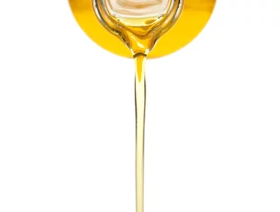 Kussenhoes Pouring cooking oil from pitcher, on white background © Africa Studio