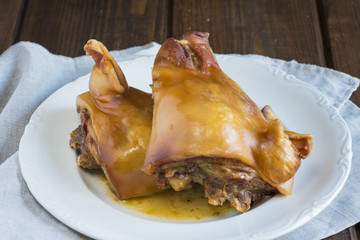 Cochinillo asado, carne de cerdo en la cocina para una dieta variada.
