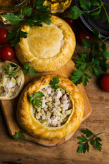 Round meat pie with vegetables