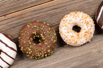 Donuts auf Holzhintergrund
