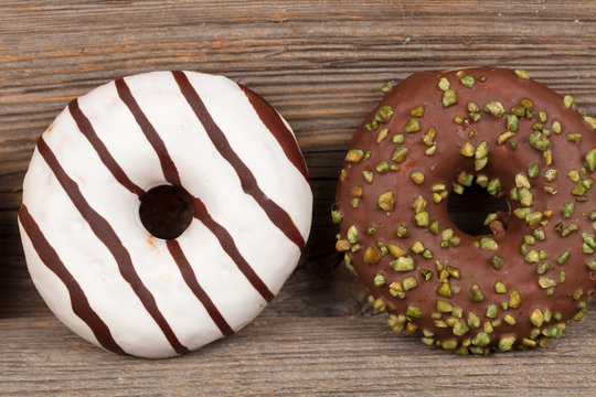 Donuts auf Holzhintergrund