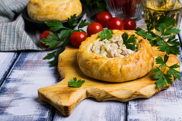 Round meat pie with vegetables