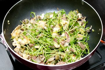 調理中のゴーヤーと豆苗のチャンプルー