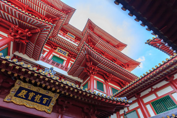 Fototapeta na wymiar Buddha Tooth Relic Temple in Singapore Chinatown. The temple is a popular destination for tourists and pilgrims of Asia and built to house the tooth relic of the historical Buddha.
