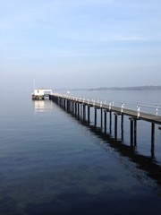 Fototapeta premium Blick bom Steg aufs weite Meer mit blauem Himmel