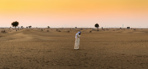 Fototapeta na wymiar Arab man in the desert
