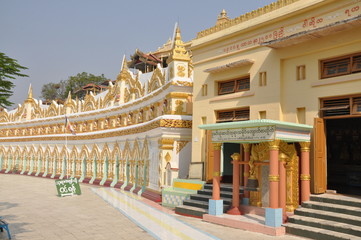 Fototapeta premium Umin Thounzeh Pgoda, Sagaing hills, Myanmar