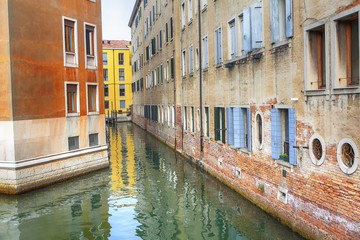 Fototapeta na wymiar ordinary venetian street