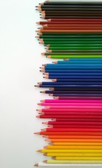 Paleta de lápices de madera de colores sobre mesa blanca