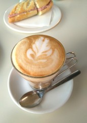 Café con leche con bocadillo de jamón cocido