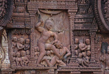 Relief am Khmer-Tempel Banteay Srei zeigt Enthauptung eines Dämonen