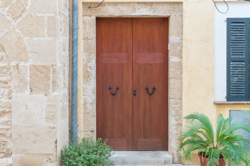 Braune mediterrane Haustür aus Holz eines Hauses