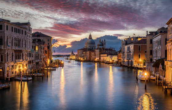 Blick auf den Canale Grande und die Basilica Santa Maria della Salute bei Sonnenaufgang in Venedig, Italien